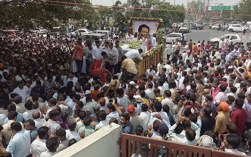 Last rites of Bhaiyyuji Maharaj held