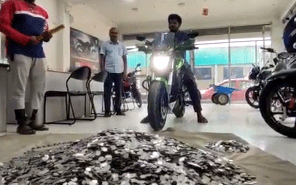 Tamil Nadu youth pays Rs 2.5 lakh in one rupee coins to get his dream bike