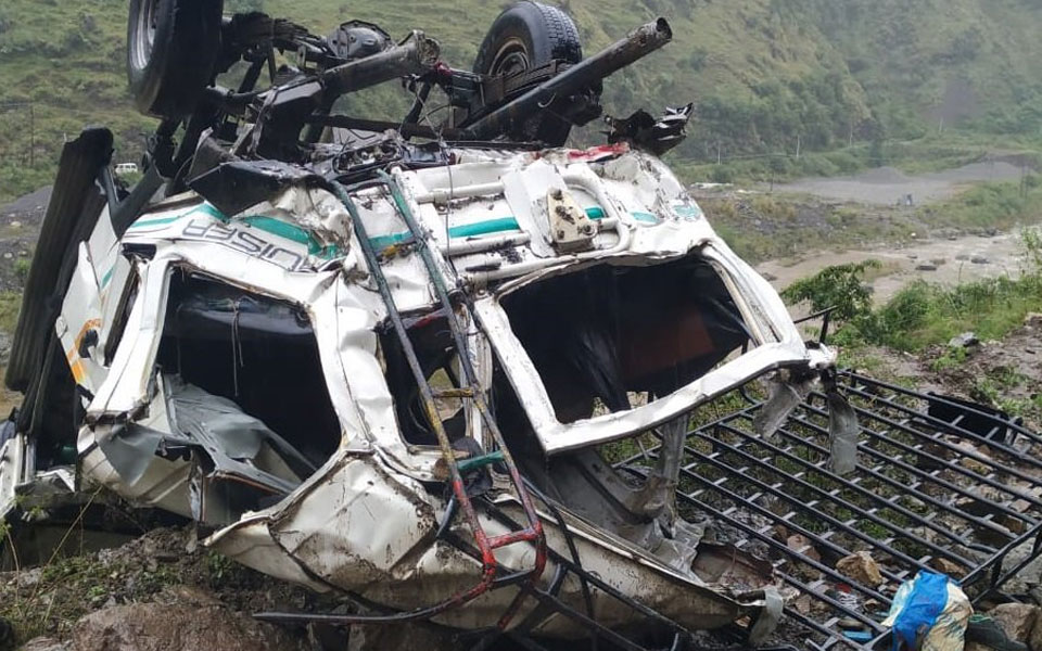 13 killed as bus falls into Himachal gorge