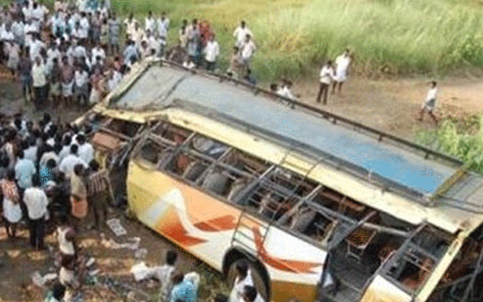 10 killed in Maharashtra road accident