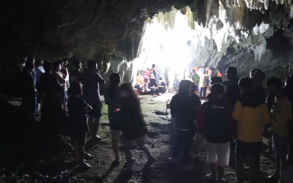 Teenage football team trapped in Thai cave