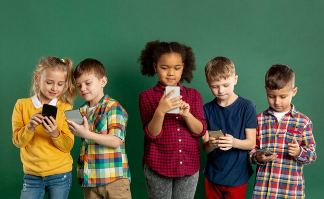 Baghpat: Khap mobile ban attracts support by many, denunciation by some