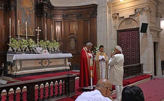 PM Modi attends Christmas service at Delhi church, greets citizens