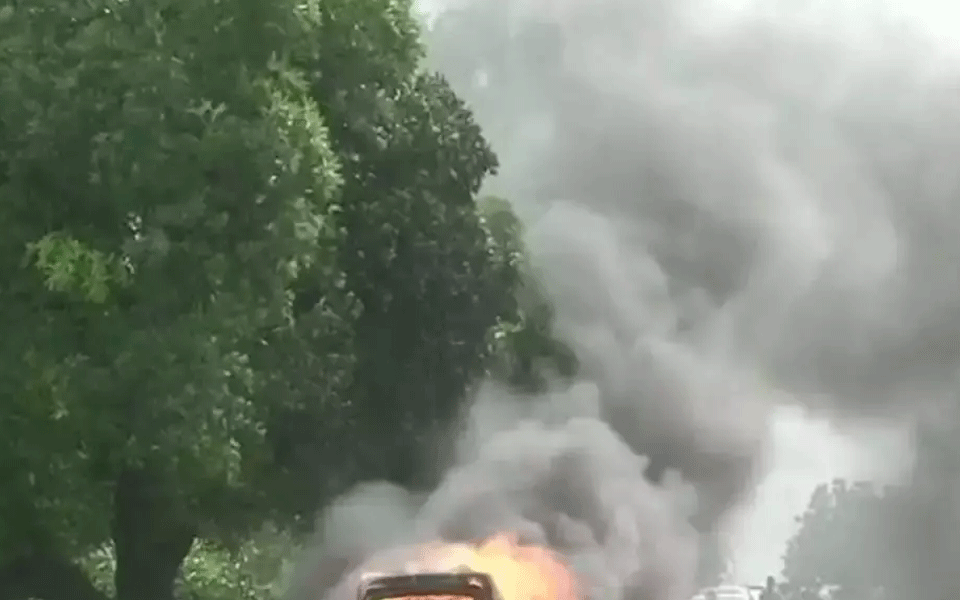 CISF van catches fire in Delhi, no casualties