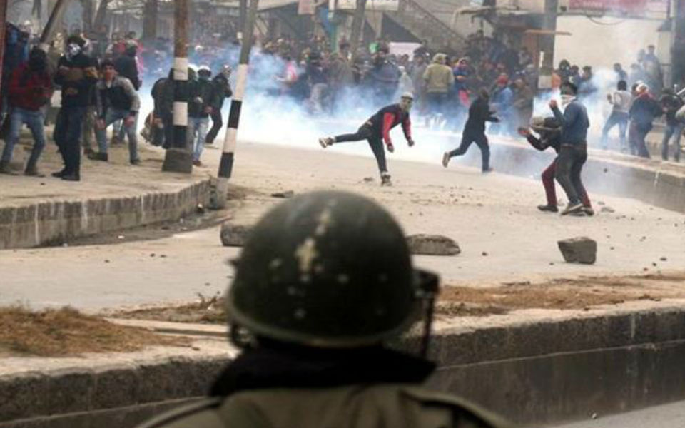 Vehicle crushes Srinagar civilian in clashes during gunfight