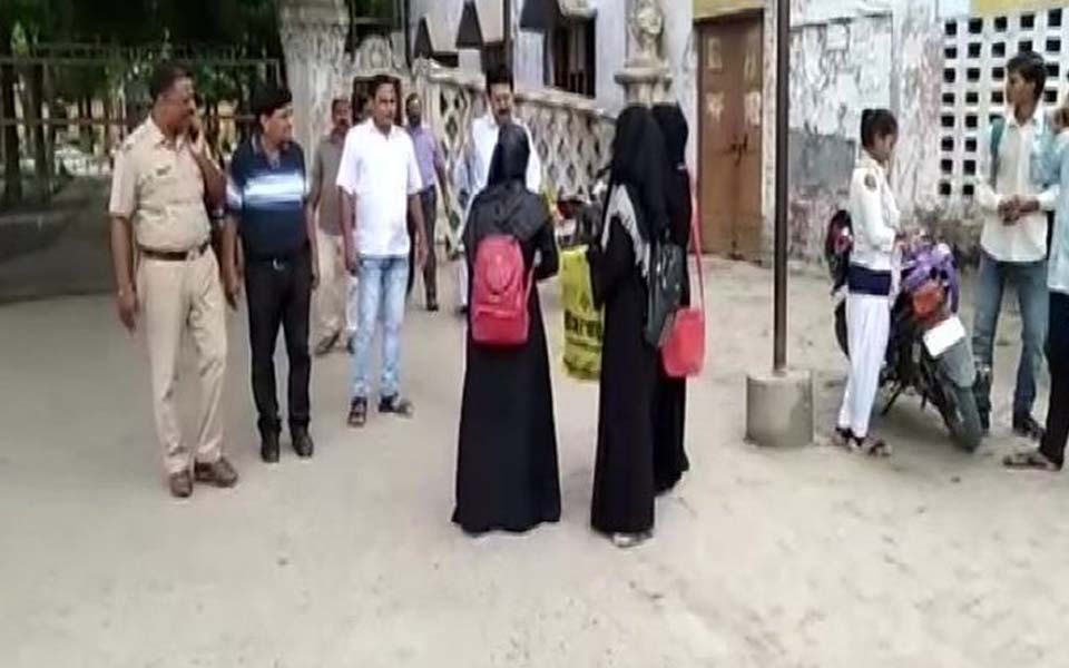 Girl students wearing Burqa denied entry in SRK College in Firozabad