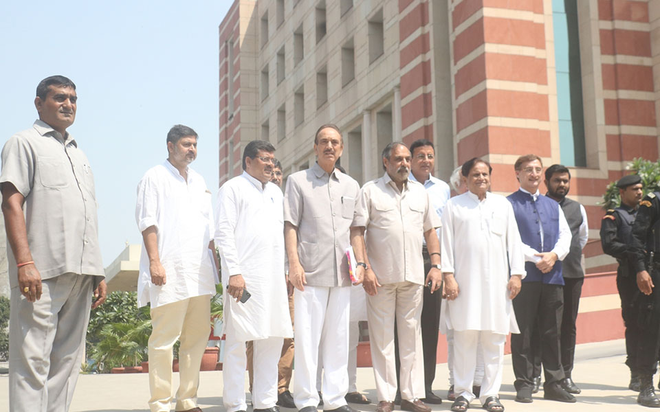 Congress leaders meet CAG seeking probe into Rafale deal