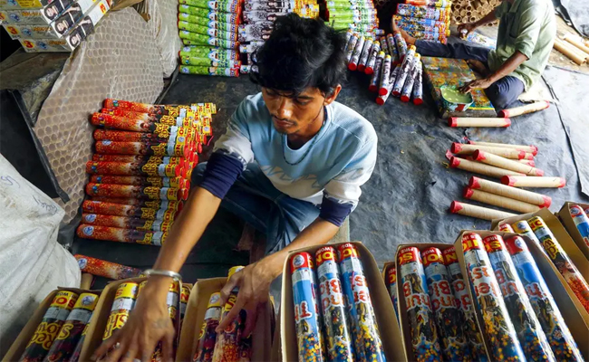 640 held for flouting laws in Kolkata, over 850 kgs of banned firecrackers seized on Kali Puja night