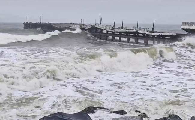 Cyclone Fengal: Pondy govt issues heavy rain alert to residents via SMS