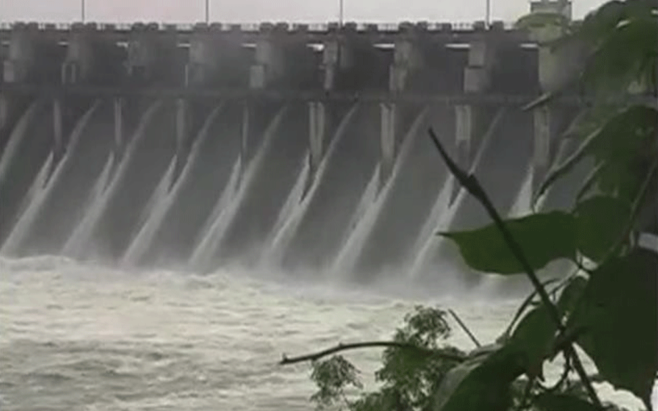 Tension brews between Kerala, TN on overflowing Mullaperiyar Dam