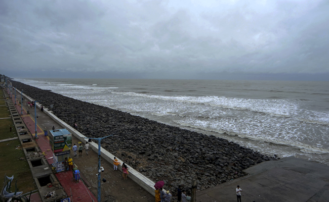 Rain lashes parts of Bengal as severe cyclone 'Dana' moves closer to coast