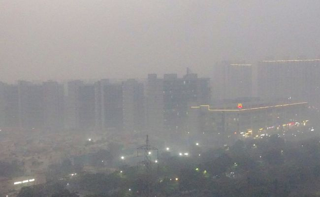 Delhi records 'very poor' air quality; foggy conditions likely to persist