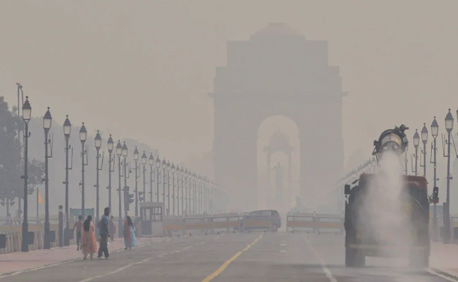 Dense fog blankets Delhi, AQI stays in 'very poor' category