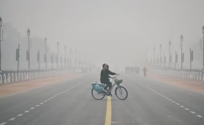 Delhi records high of 32.7 deg C; AQI remains 'moderate'