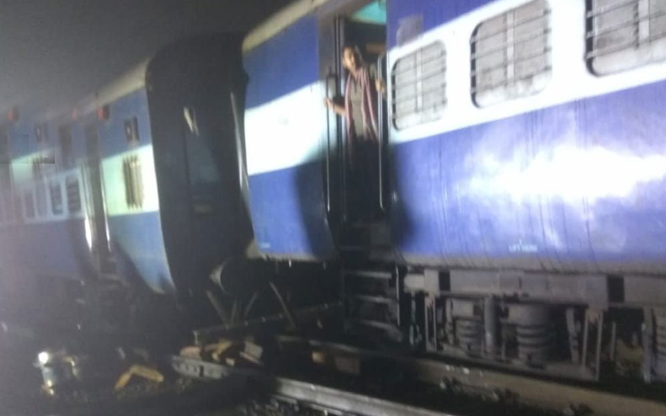 3 coaches of Mumbai-Howrah Mail derail in Maharashtra