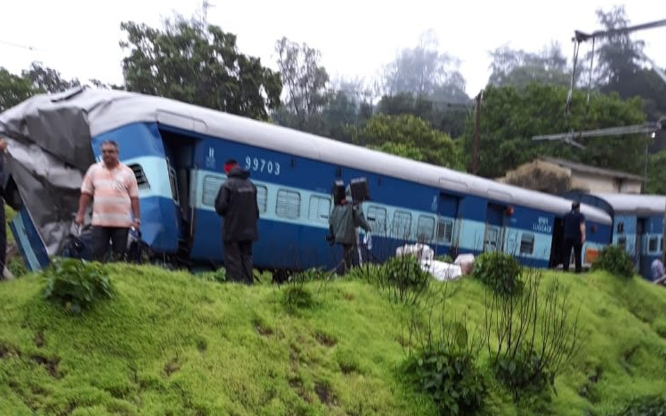 Madurai Express derails in Pune