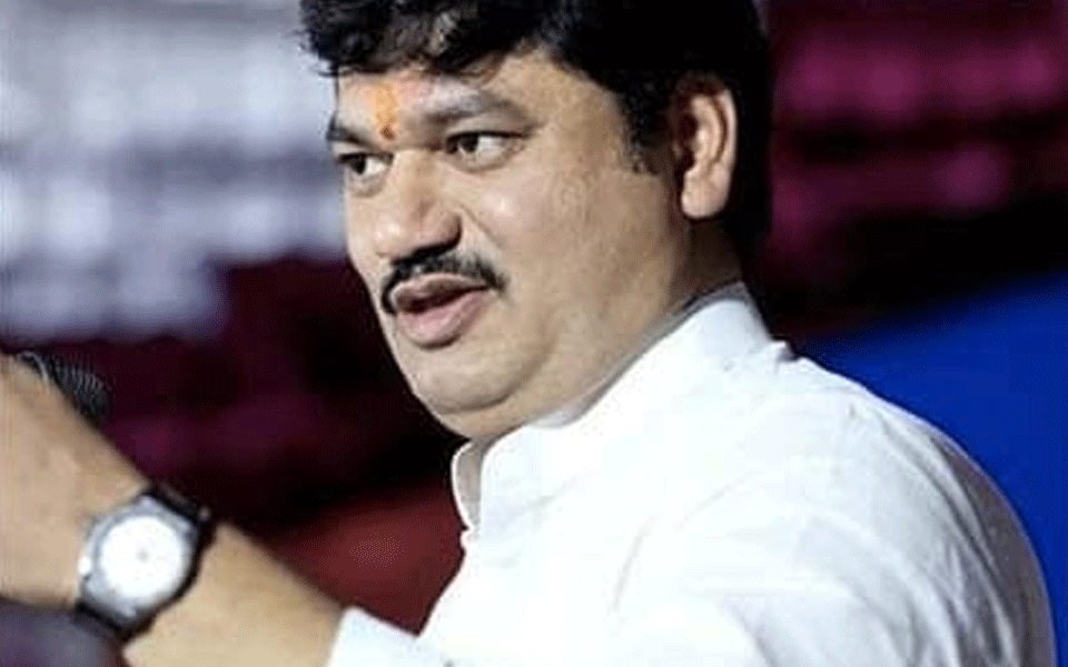 FIR against Dhananjay Munde for remarks on cousin Pankaja Munde