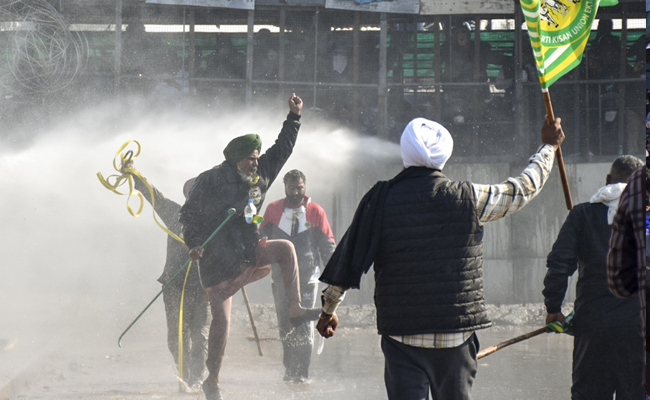 'Dilli Chalo' march: Tear gas, water cannon used against farmers by Haryana security personnel