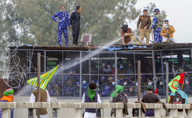 Farmers suspend foot march to Delhi for the day