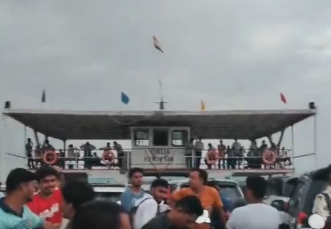 Ro-Ro ferry with 200 pax, 75 vehicles stranded mid-sea off Palghar; rescue op underway