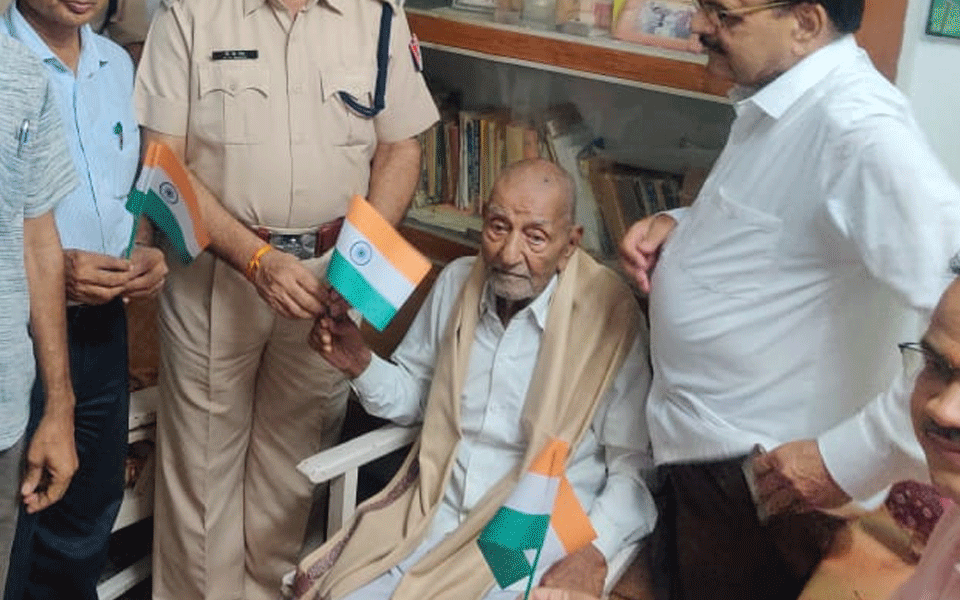 MP: Freedom fighter Raghuveer Charan Sharma dies at 99
