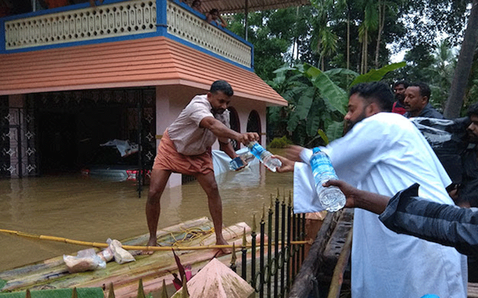 Catholic priest gives thanksgiving speech at mosque in flood-hit Kerala