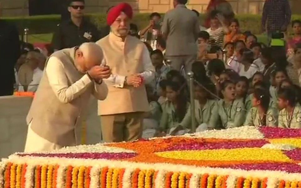 President, PM, Rahul remember Gandhi on his birth anniversary