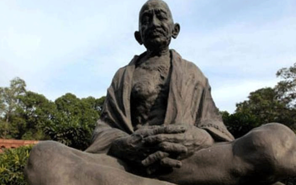 President Kovind, PM Modi pay homage to Mahatma Gandhi at Rajghat