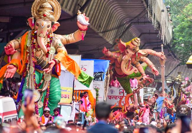 Mumbai bids grand farewell to 'Ganpati Bappa' amid rains, bomb threat; over 2,100 idols immersed