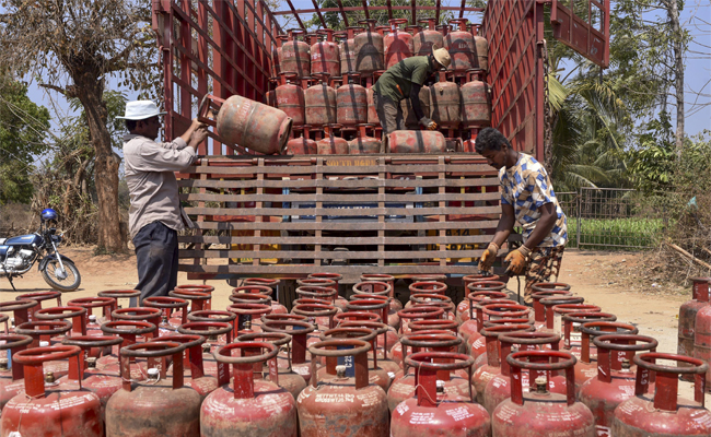 Govt rejigs gas allocation to ensure uninterrupted cooking gas, CNG supply