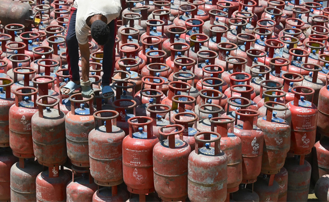 Palakkad: Hotel owners hold protest march against gas price hike