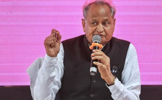 Gehlot meets veteran BJP leader Suryakanta Vyas in Jodhpur, terms it 'courtesy visit'