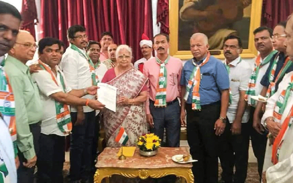 Goa government in minority, invite us: Congress to Governor