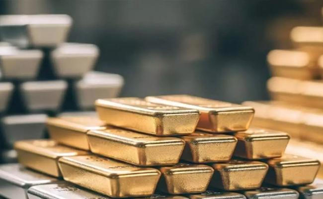 Gold declines Rs 1,100 to Rs 1.64 lakh/10g; silver slips to Rs 2.71 lakh/kg