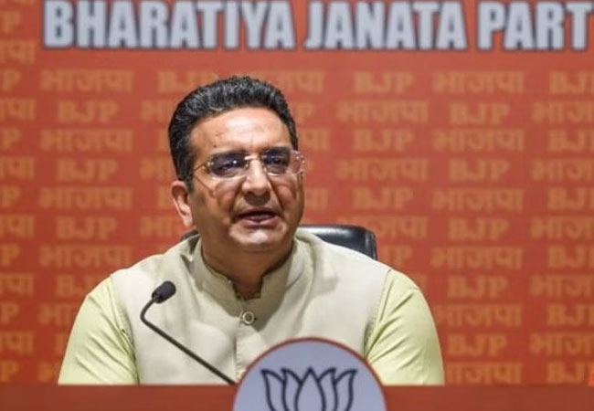 Right-wing Twitter users troll BJP spokesperson Gaurav Bhatia for standing with Arfa Khanum