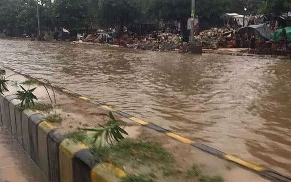 Heavy rains lash Gurugram, traffic hit