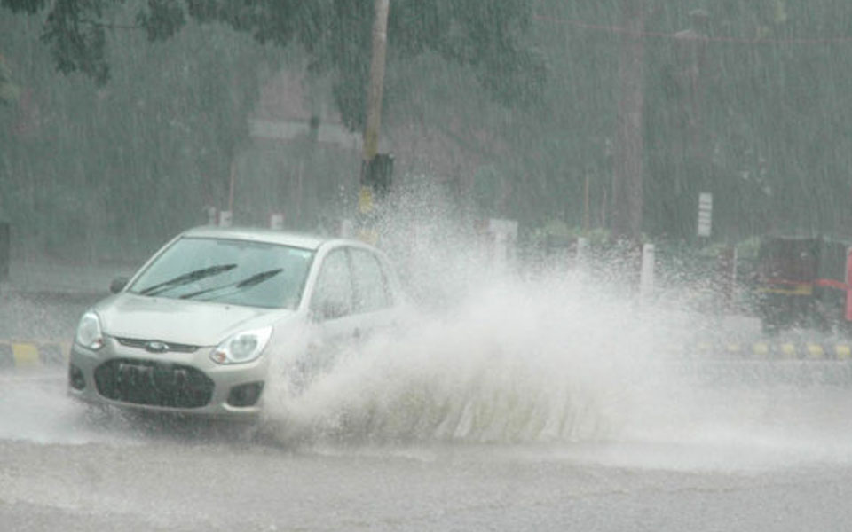 Heavy rains lash Lucknow, brings down mercury