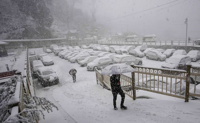 835 roads closed in Himachal, Met predicts more heavy snowfall on Monday