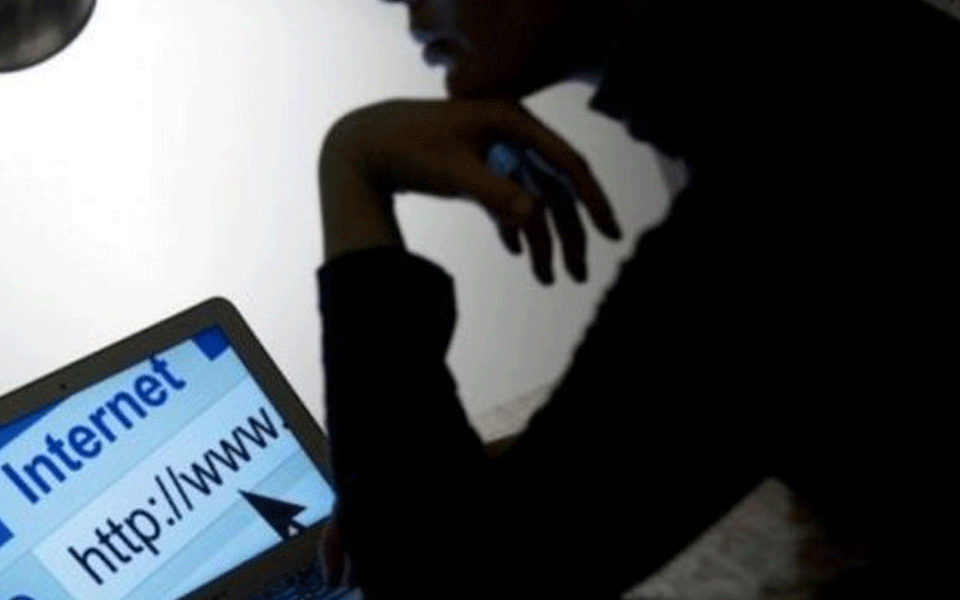 Internet outages briefly disrupt access to websites, apps