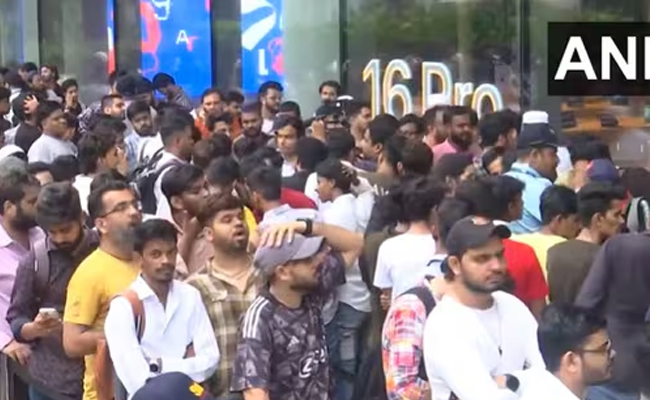 iPhone 16 series launch draws large crowds in Delhi , Mumbai