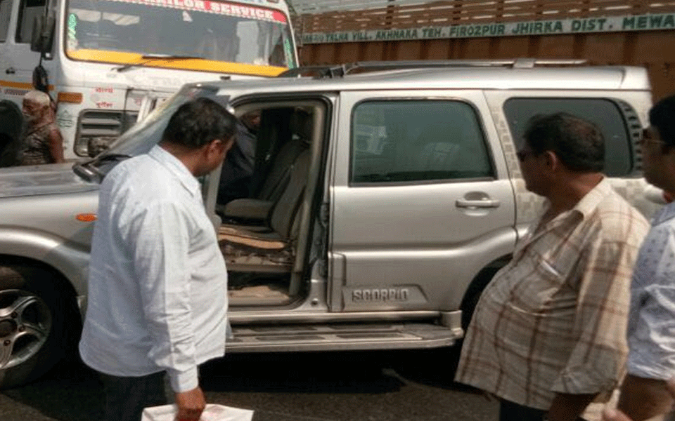 Truck hits Pravin Togadia’s car from behind