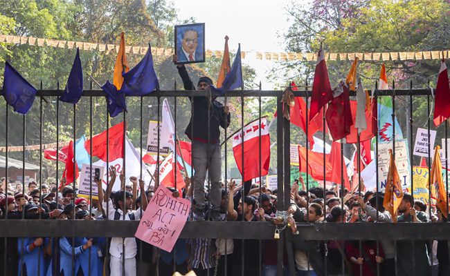 Police, students injured in clash during JNUSU protest march, over 50 detained