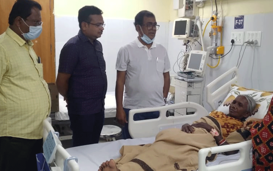 Sick Padma Sri awardee forced to dance inside hospital before discharge