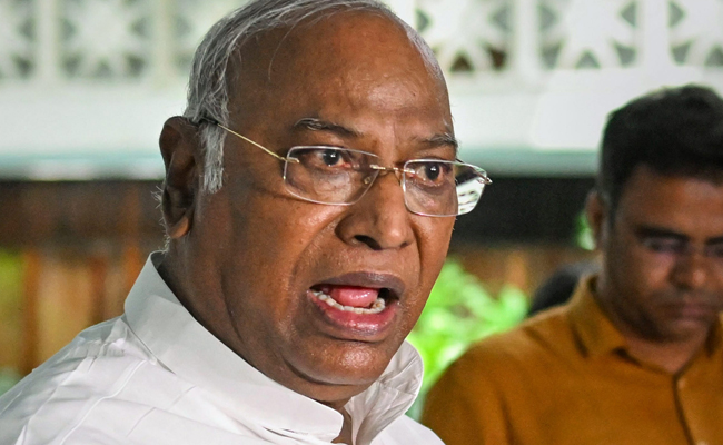 BJP 'biggest enemy' of farmers, Maharashtra demands 'maha parivartan':Mallikarjun  Kharge