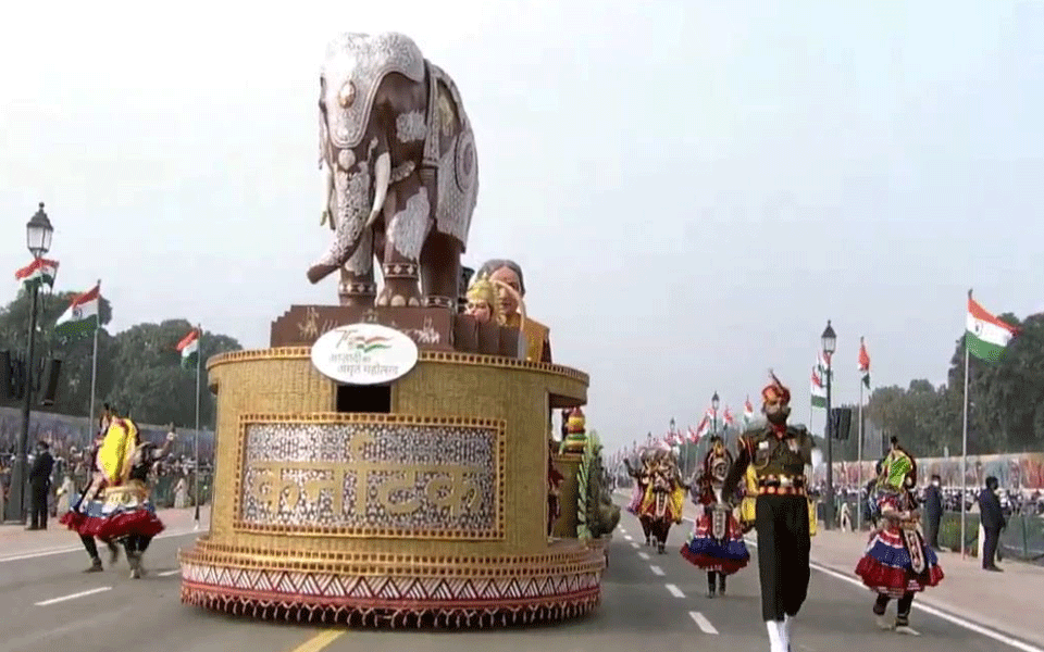 Rich folk art, handicraft shine in Karnataka's R-Day tableau