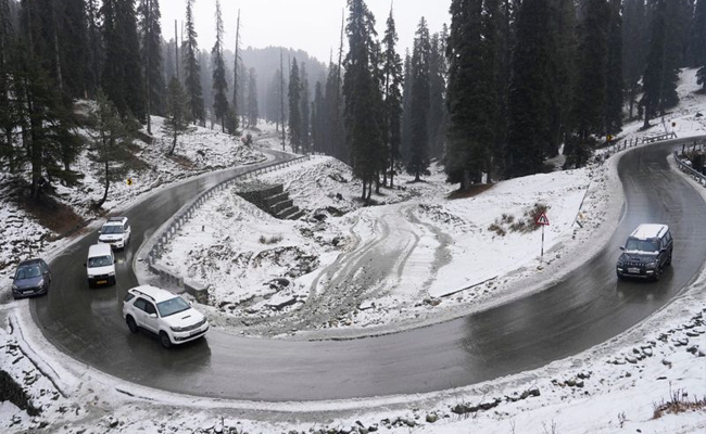 Snowfall blocks two key roads providing alternative connectivity to Kashmir