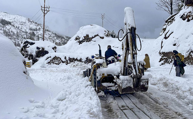 Fresh snowfall in Kashmir; Srinagar-Jammu national highway partially restored