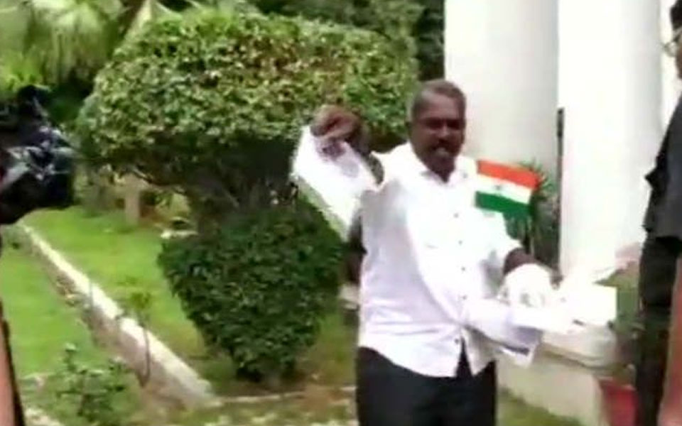 Mentally unsound man tries to forcibly enter Kerala House