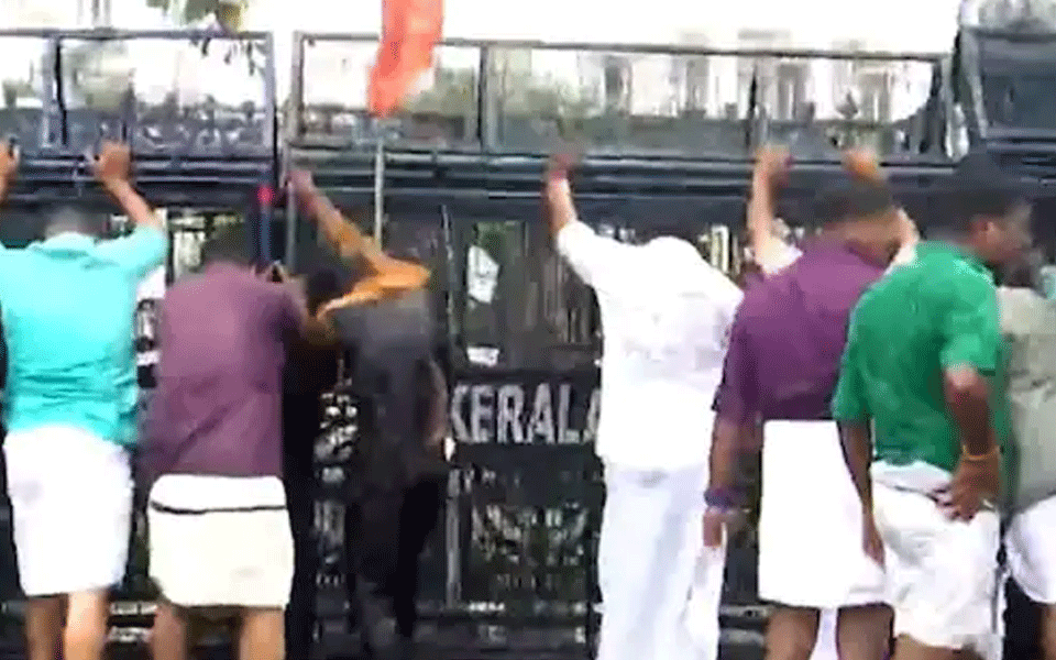 29 policemen injured as anti-seaport protesters attack Vizhinjam police station in Kerala