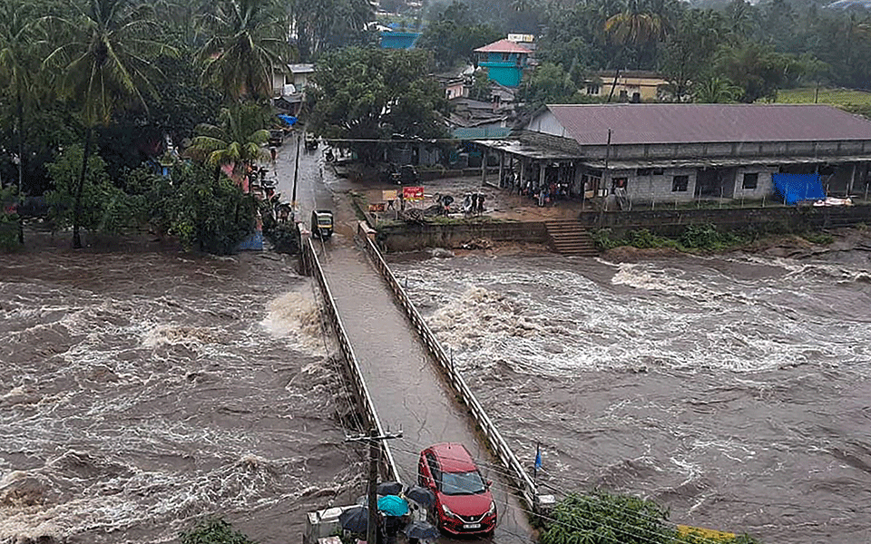 Heavy rains in Kerala claim 42 lives, over one lakh in relief camps